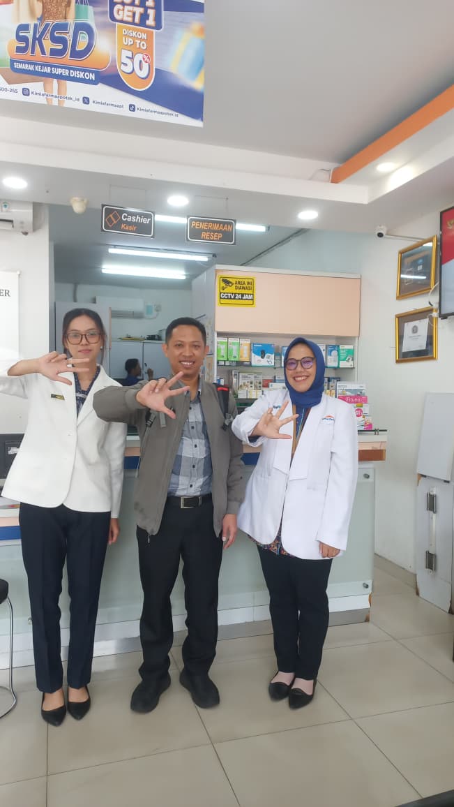 Kunjungan bimbingan ke lahan PKPA mahasiswa PSPA Esa Unggul bersama Preseptor Apotek Kimia Farma Bangka